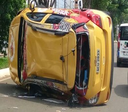 URGENTE: Carro de rádio capota várias vezes em acidente na capital